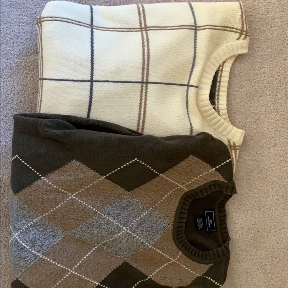 2 men’s crew neck sweaters